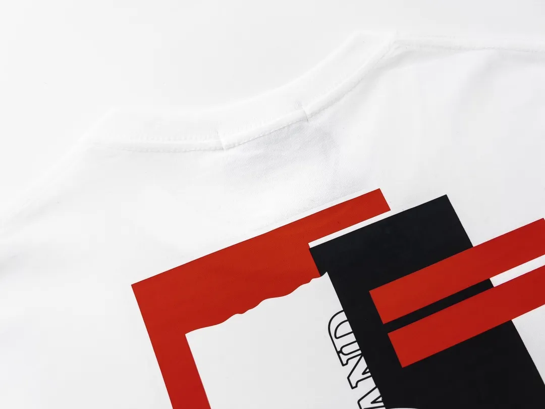 W661#P110💰 [Stone lsland/Stone Island summer patchwork logo printed short-sleeved T-shirt] ⚠️[Original creation with high control of details] - Made of 230g combed cotton 32-count double yarn, soft and comfortable to the touch, sweat-absorbent and breathable. - Simple, basic and versatile style, original single quality, the first choice for couples. - Made in a large factory, four needles and five threads on the shoulder, neat alignment, high quality workmanship. - Same style for men and women, very versatile One piece by hand, the details are clearly visible. Color: Black White Size: M L